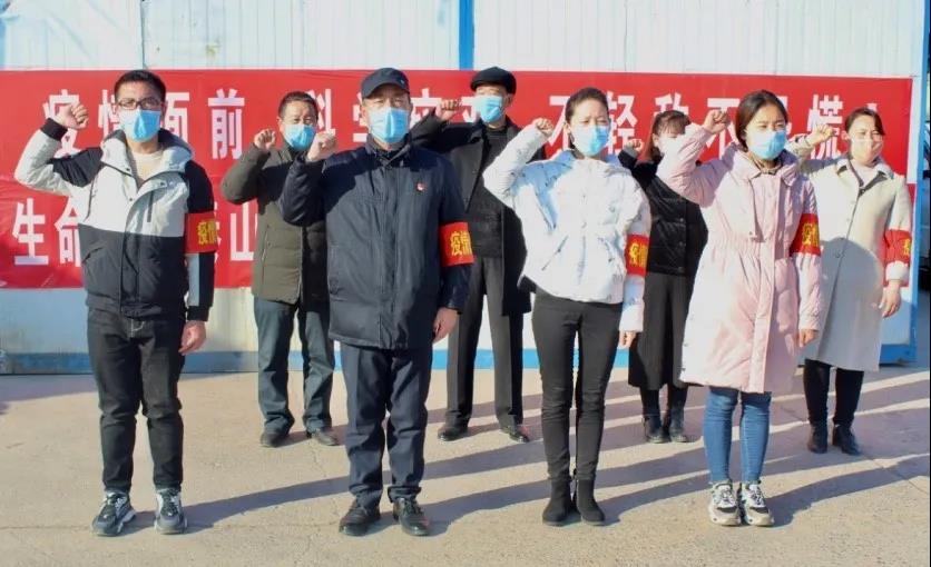 中水寨村老员工防疫防控临时党支成员和值勤点党员重温入党誓词（左一）