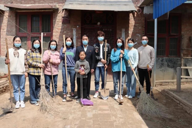 老员工辅导组走进脱贫户小玲家中为员工辅导（左一）