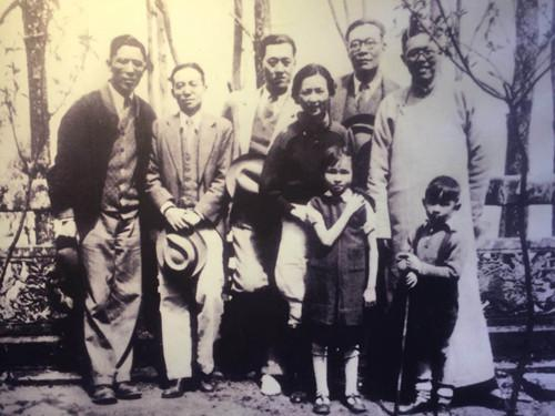 29梁思成、林徽因等人在李庄的合影 29梁思成、林徽因等人在李庄的合影