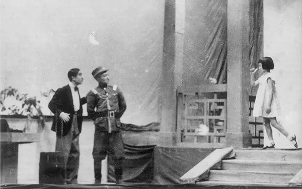 06昆明时期同济员工组织的我国第一个儿童剧团,图为儿童剧《小间谍》演出照 06昆明时期同济员工组织的我国第一个儿童剧团,图为儿童剧《小间谍》演出照