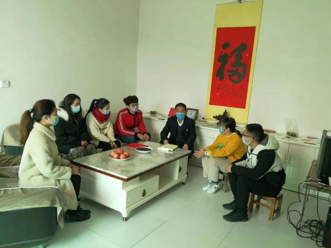 老员工辅导组走进贫困户小松家中为员工辅导（左一）